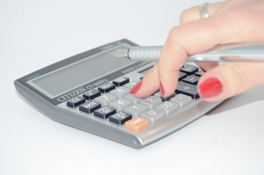 kalkulator obrazujący liczenie kosztów związanych z ogłoszeniem upadłości konsumenckiej